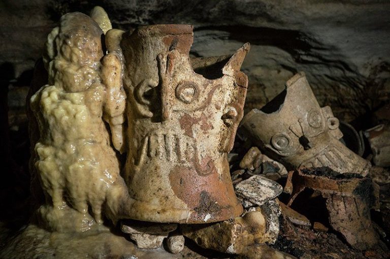 Descubren santuario subterráneo con cientos piezas milenarias de Chichén Itzá