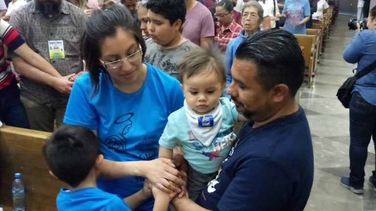 Celebran saltillenses con misa el Día de la Familia