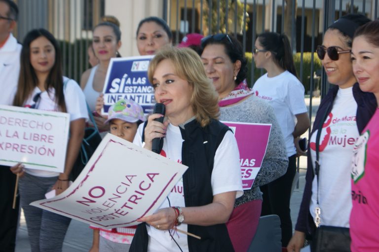 Encabeza Azucena Ramos marcha por los derechos de la mujer