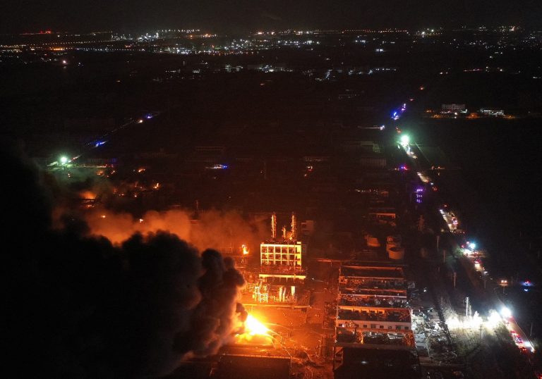 Suman 64 muertos en China por explosión en planta química