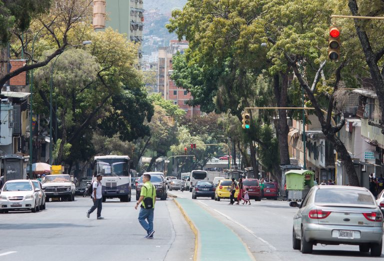 Sin combustible en Venezuela, pasan 24 horas en gasolineras por unos litros