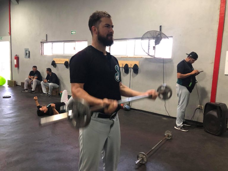 Rafael Martín-Romero viene con toda la fuerza en su brazo para proteger las ventajas de su equipo de como cerrador