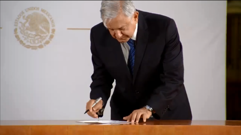 Seis años nos alcanzarán para la 4T del país: AMLO firma compromiso de no reelección