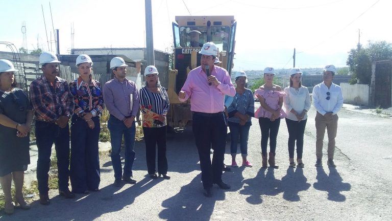 Siguen pavimentando las calles de Ramos