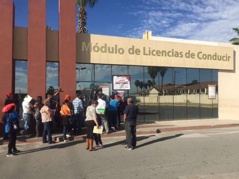 Tres meses de espera y filas de hasta 4 horas para tramitar licencia de conducir; subsecretario asegura que mejorará el servicio