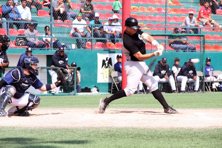 Rally de cuatro carreras en la sexta le da el triunfo a Sultanes 5-4 sobre Saraperos