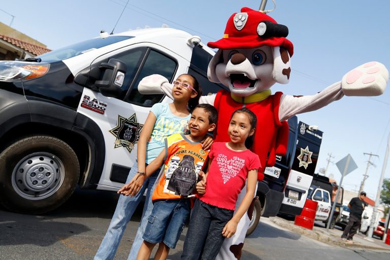 Familias salen a las calles a festejar el día del niño en Saltillo