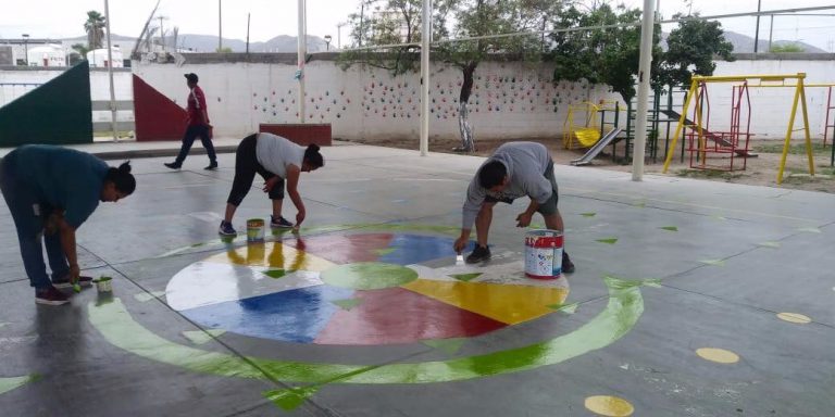 Profesores y padres de familia colaboran en limpieza de escuelas en La Laguna