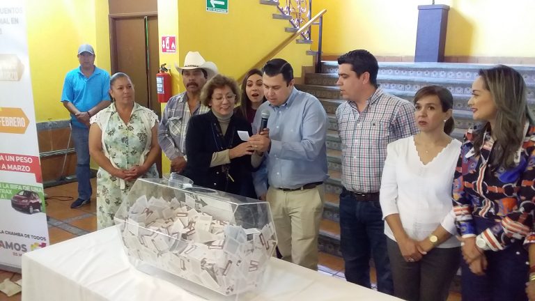 Ayuntamiento realiza rifa de camioneta último modelo