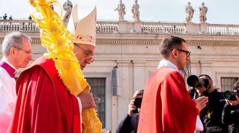 En Domingo de Ramos, el Papa fustiga el triunfalismo