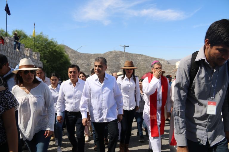 Miles acuden a Viacrucis en Torreón; gobernador se suma a feligreses