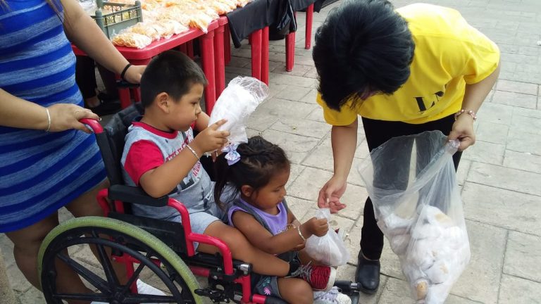 Festejan Día del Niño con show de lucha libre