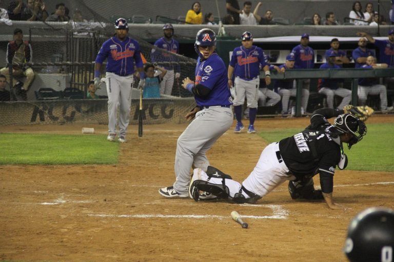 Acereros de Monclova gana 8 – 5 a Saraperos ante 13 mil aficionados que llenaron el Estadio Madero en juego inaugural