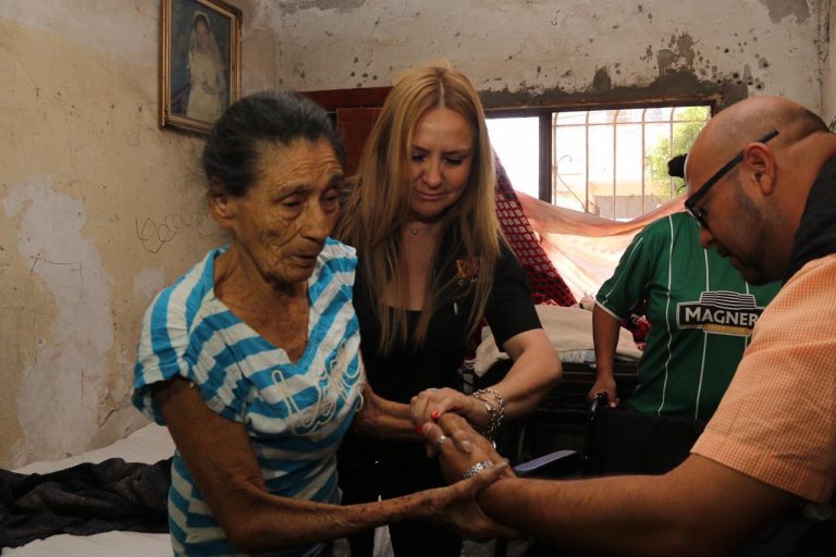 Entrega Marcela Gorgón sillas de ruedas y aparatos auditivos en La Laguna