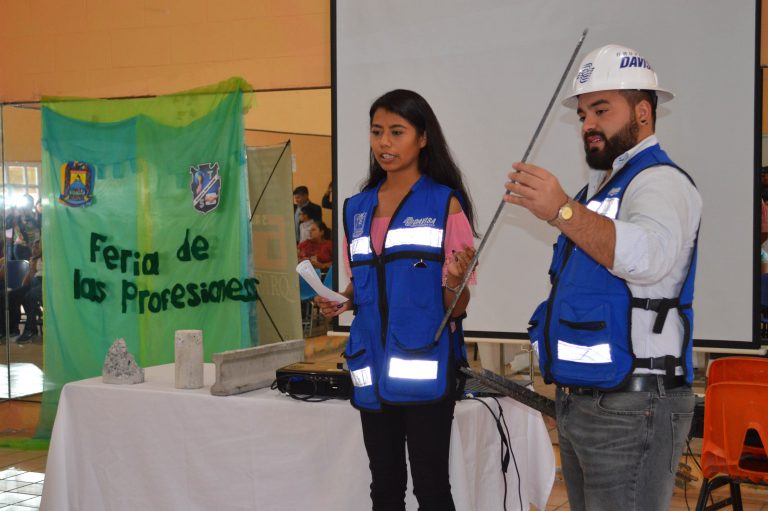 Lleva UA de C Feria de las Profesiones a niños y niñas del sector poniente de Saltillo