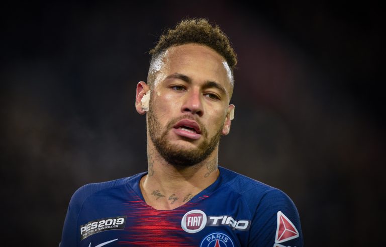 Neymar, suspendido por tres partidos tras insultar a árbitro en la Champions League