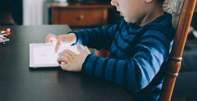 Niño bloquea el iPad de su papá por casi medio siglo