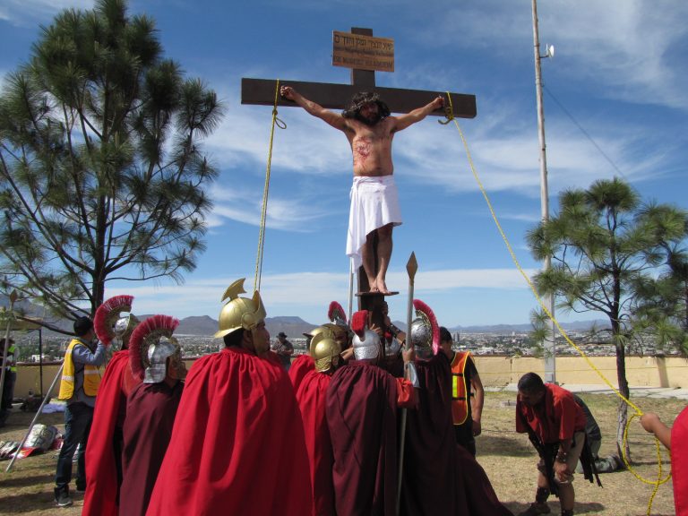 Con dramatización, reviven saltillenses la Pasión de Cristo