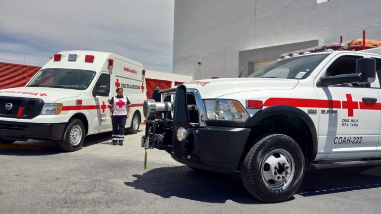 Presenta Cruz Roja nueva ambulancia y camión de rescate