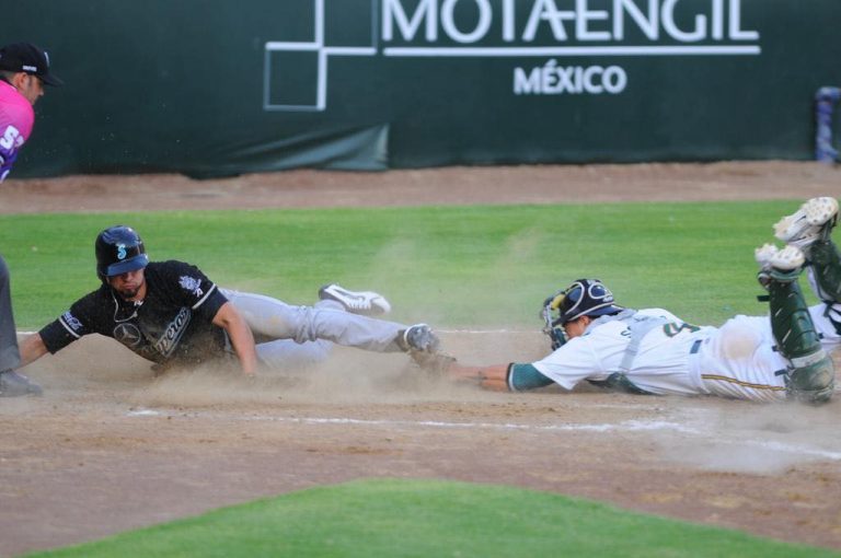 Saraperos derrota 11 – 8 a los Pericos de Puebla y empata la serie