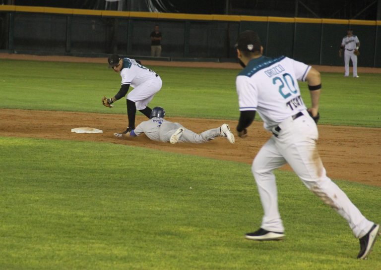 Saraperos derrota 5 – 3 a Acereros de Monclova y amarra la serie