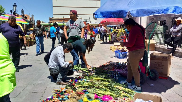 Acuden saltillenses a visitar los «Siete Templos»