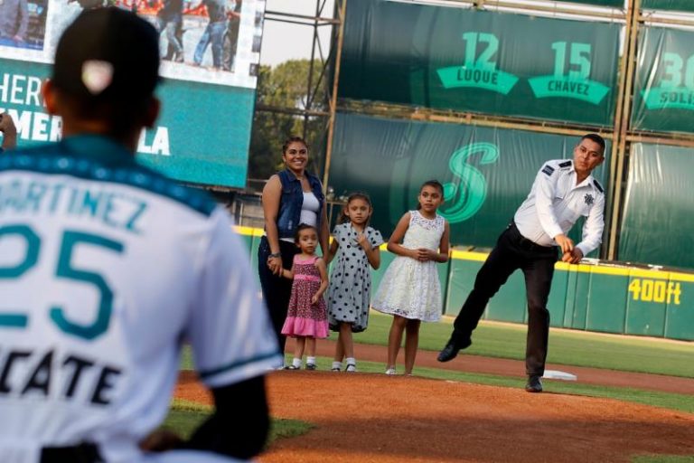 Policía héroe lanza primera bola en juego de los Saraperos