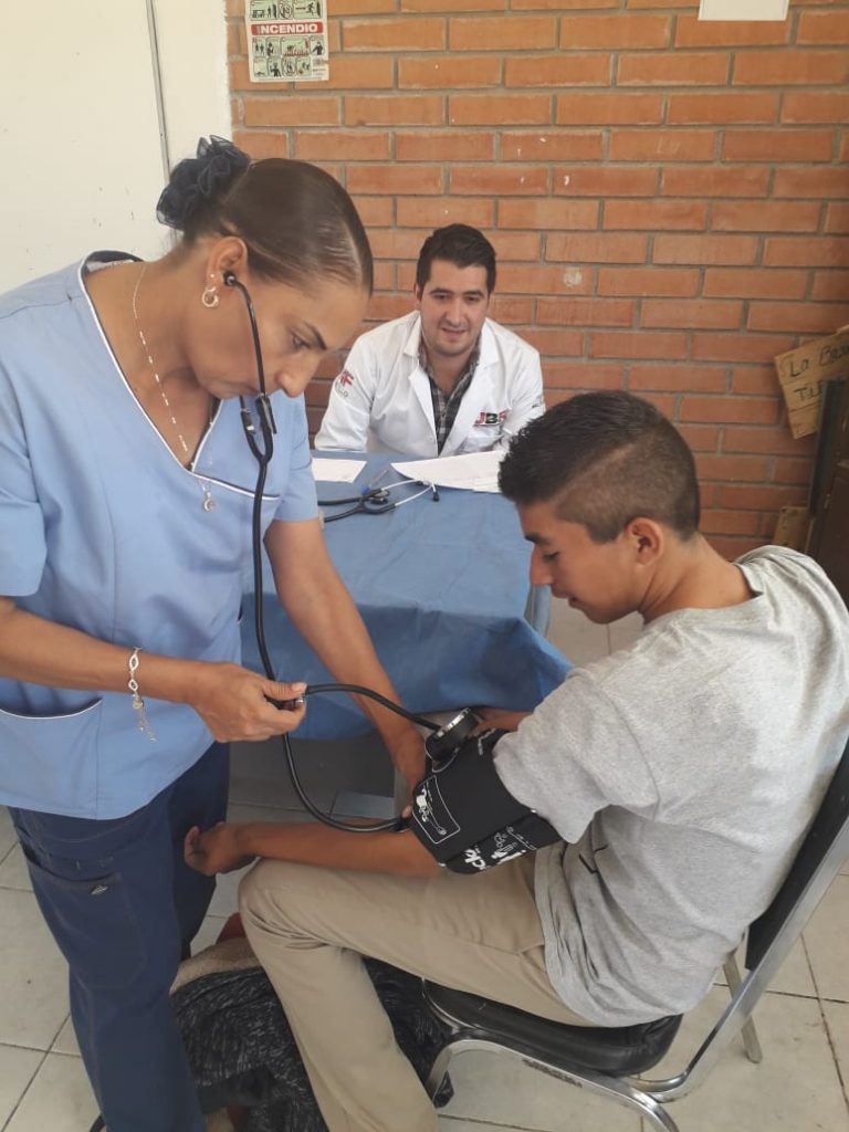 Lleva municipio brigada de salud a jóvenes del área rural