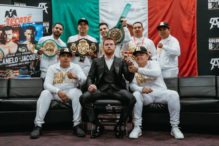 Tres cintos, un campeón; ‘Canelo’ manda en los pesos medios