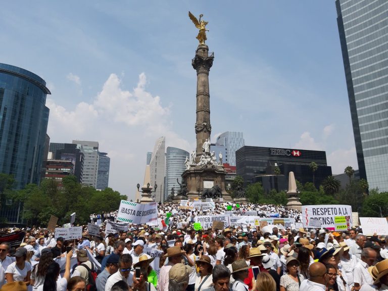 Marchan contra AMLO, le reclaman cumplir sus promesas 