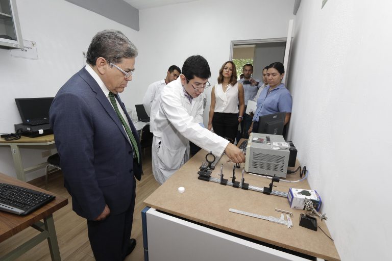 Inaugura rector laboratorios y biblioteca en la Facultad de Ciencias Físico Matemáticas