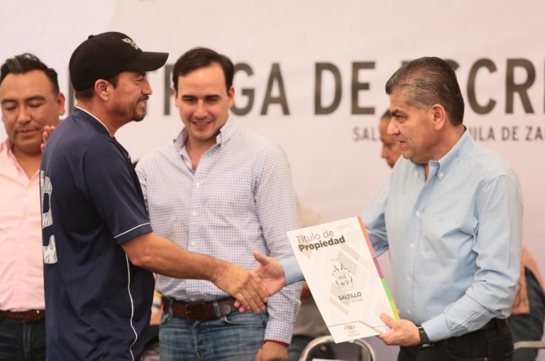 Suma Riquelme entrega de 3 mil escrituras en todo Coahuila