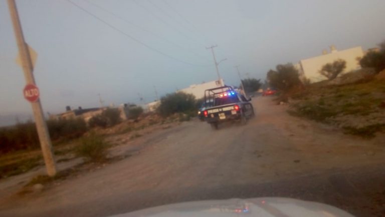 Escapan narcomenudistas en patrulla tras evitar detención en Saltillo; uno de ellos ¡esposado!