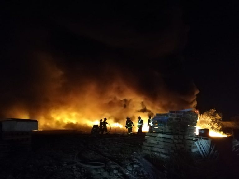 Incendio arrasa con tarimera en Saltillo