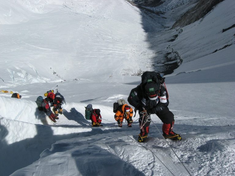 Suman 8 muertos en el Everest tras abarrotada ruta