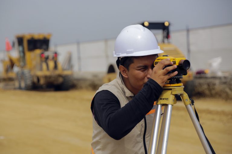 Constructores emigran a la frontera