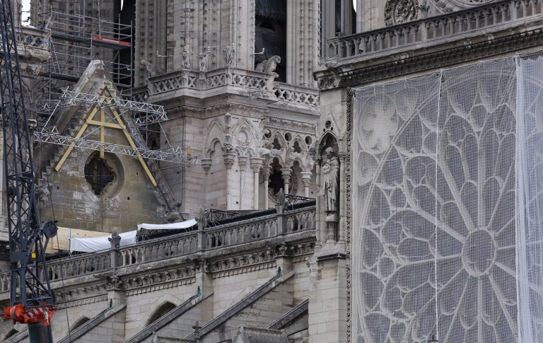 Notre Dame celebra su primera misa a dos meses de incendio