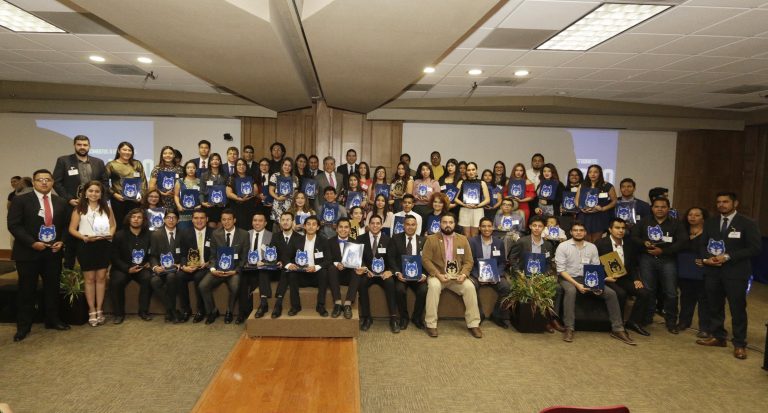 Reciben Presea LOBO universitarios destacados