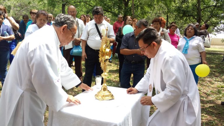 Rezan saltillenses el “Via Lucis”; piden por la paz y por las familias saltillenses