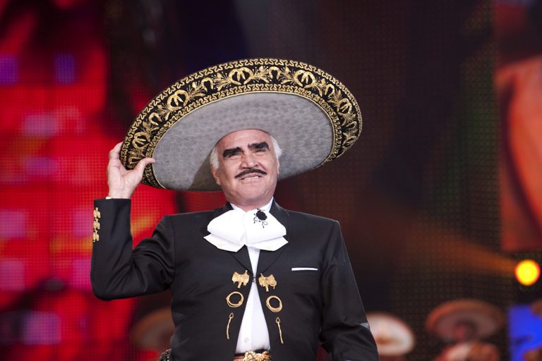 Vicente Fernández rechaza trasplante de hígado; temía que fuera de un gay