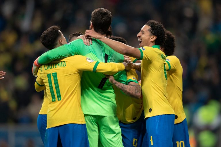 Brasil avanza con drama a semifinales