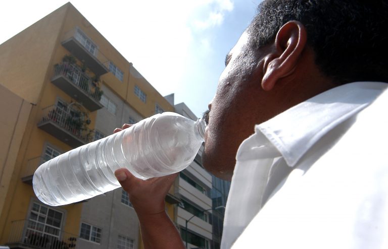 En temporada de calor se debe priorizar el consumo de agua natural: IMSS