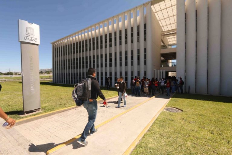 Alumnos en situación de pobreza pagarán sólo 10 pesos de inscripción en la UA de C