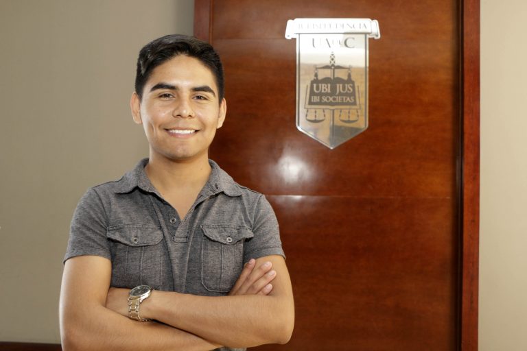 Alejandro Javier Mancillas Herrera estudiante de Jurisprudencia es orgullo universitario