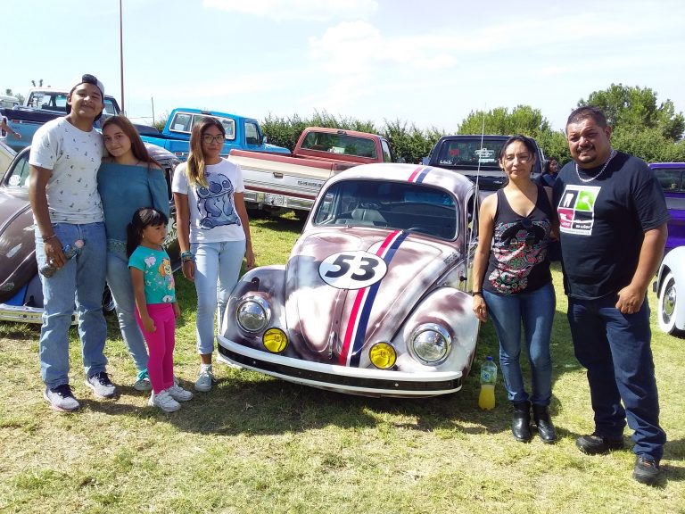 Disfrutan de la Exposición de Autos Clásicos 2019