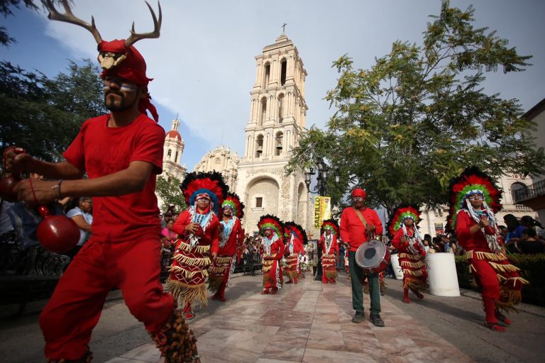 Miles de matlachines inundan el Centro de Saltillo