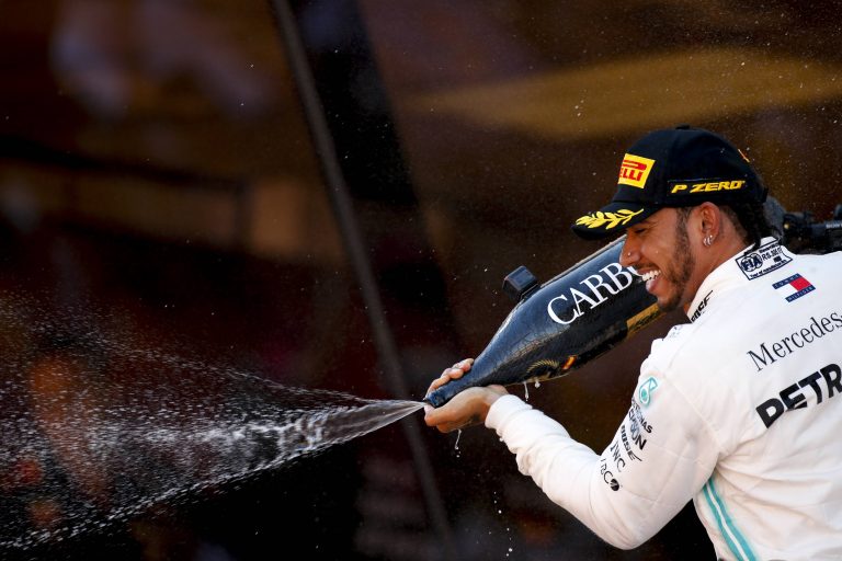 Lewis Hamilton da positivo a COVID-19