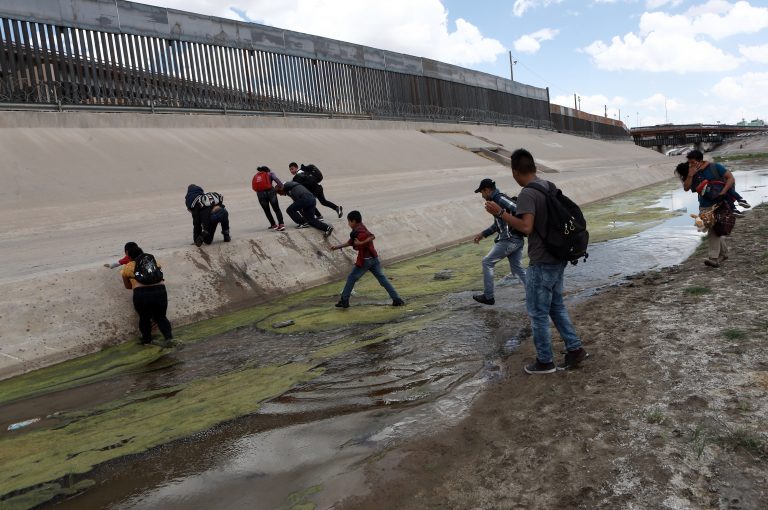 Aprueban una ley en Arizona que criminaliza a los migrantes