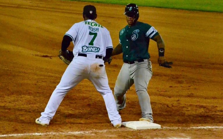 Manny Rodríguez define juego en la novena, Saraperos gana 2 a 0 a Olmecas