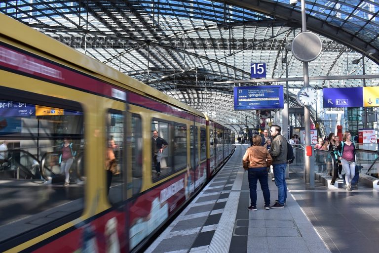 Muere niño tras ser empujado a las vías en estación de tren en Alemania